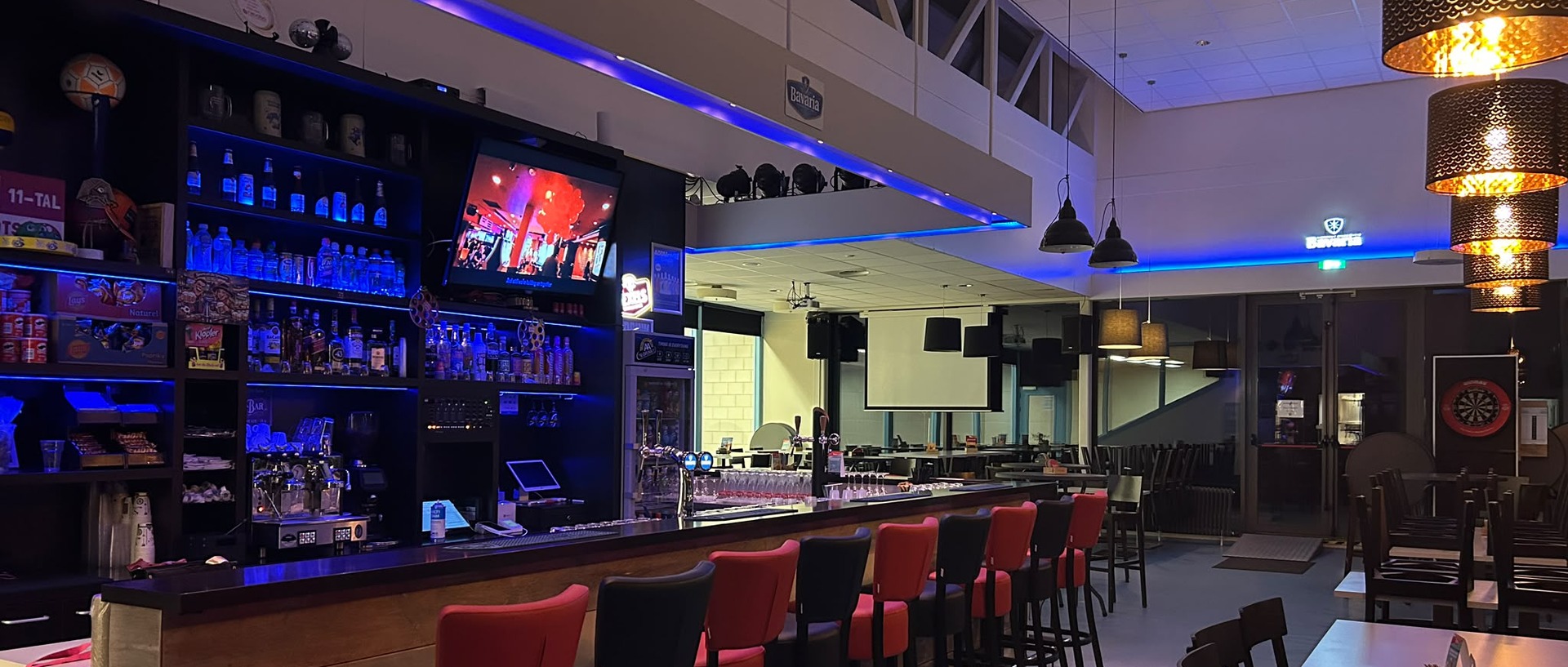Interieur van Sportcafé De Streepen in Sint-Oedenrode, met de bar en zitplaatsen.